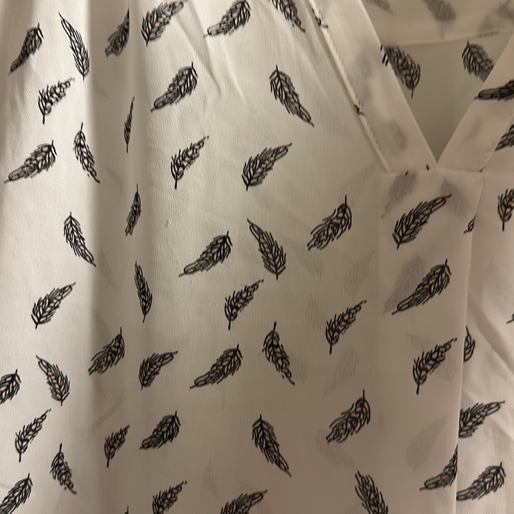 fun 2 fun- White Blouse with Feathers - Picture 6 of 6